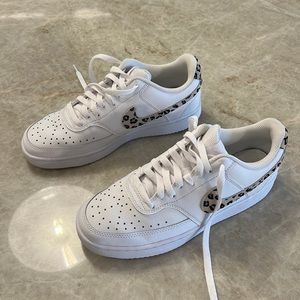 NIKE WOMENS COURT VISION LOW SNEAKER - WHITE with Animal Print